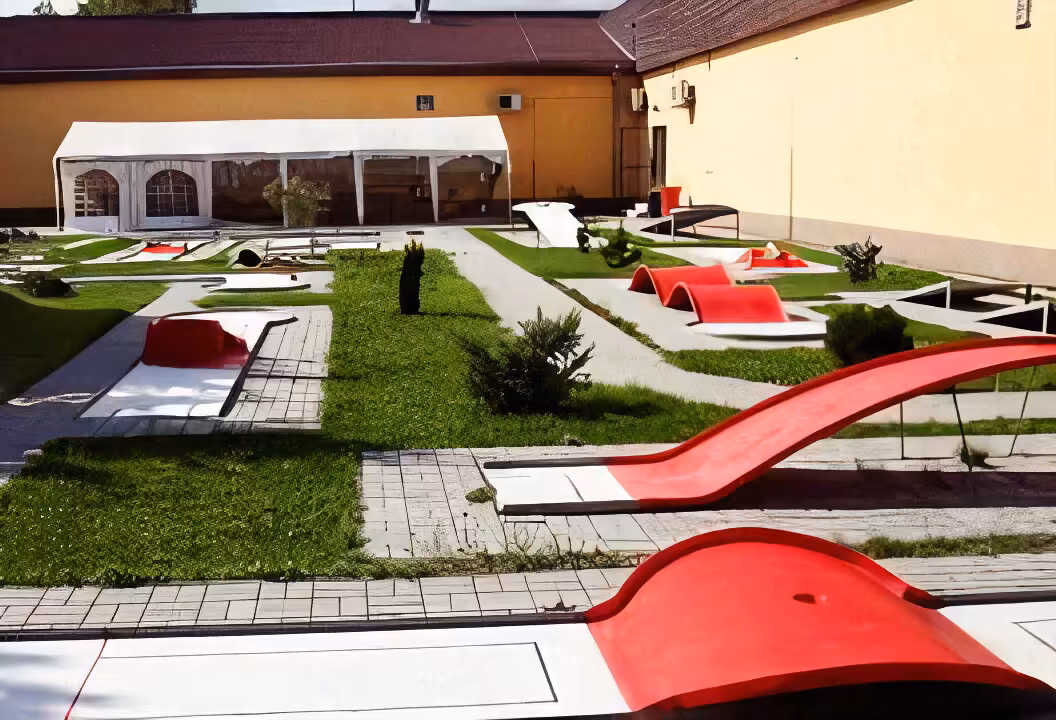 Minigolfové dráhy v zahradním areálu